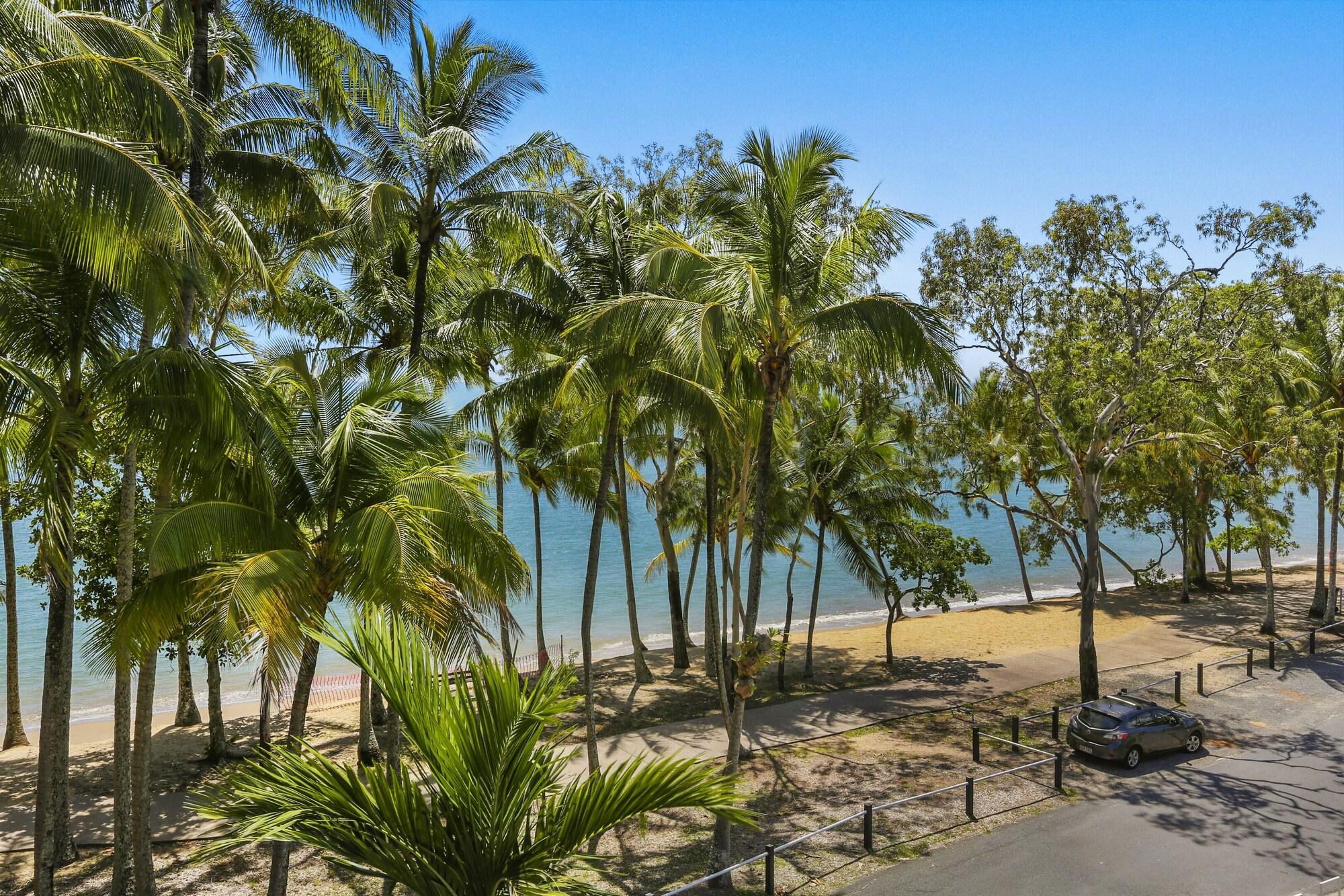 Agincourt Beachfront Apartments Clifton Beach Exterior photo