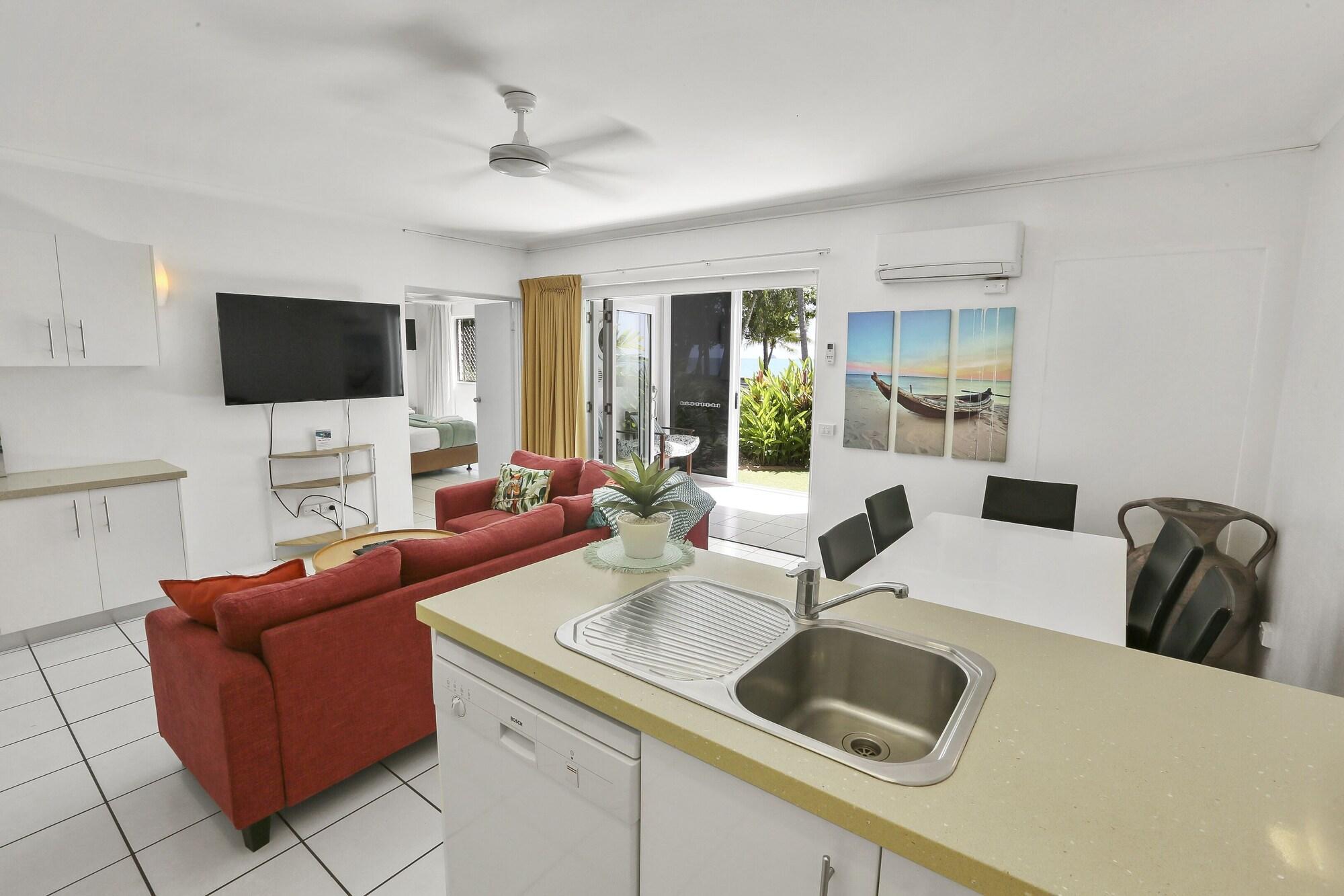 Agincourt Beachfront Apartments Clifton Beach Exterior photo